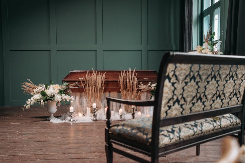 Couronne funéraire élégante de fleurs blanches