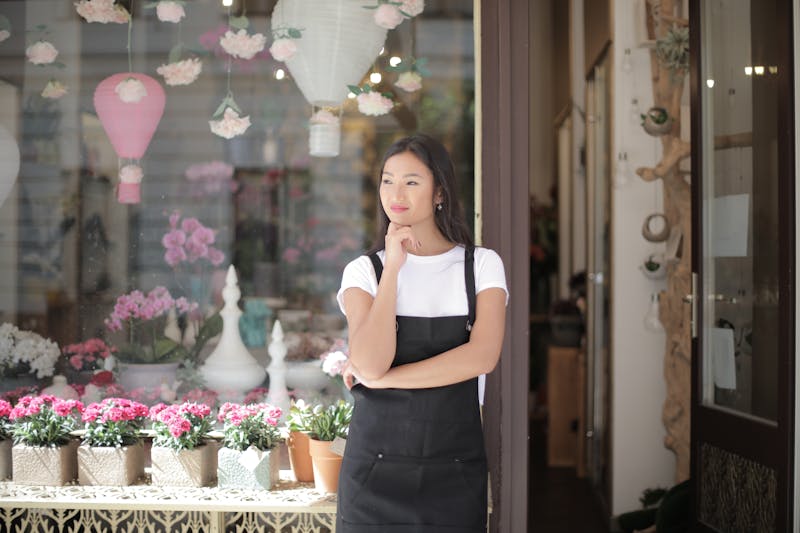 Vitrine Interflora décorée avec des fleurs de saison